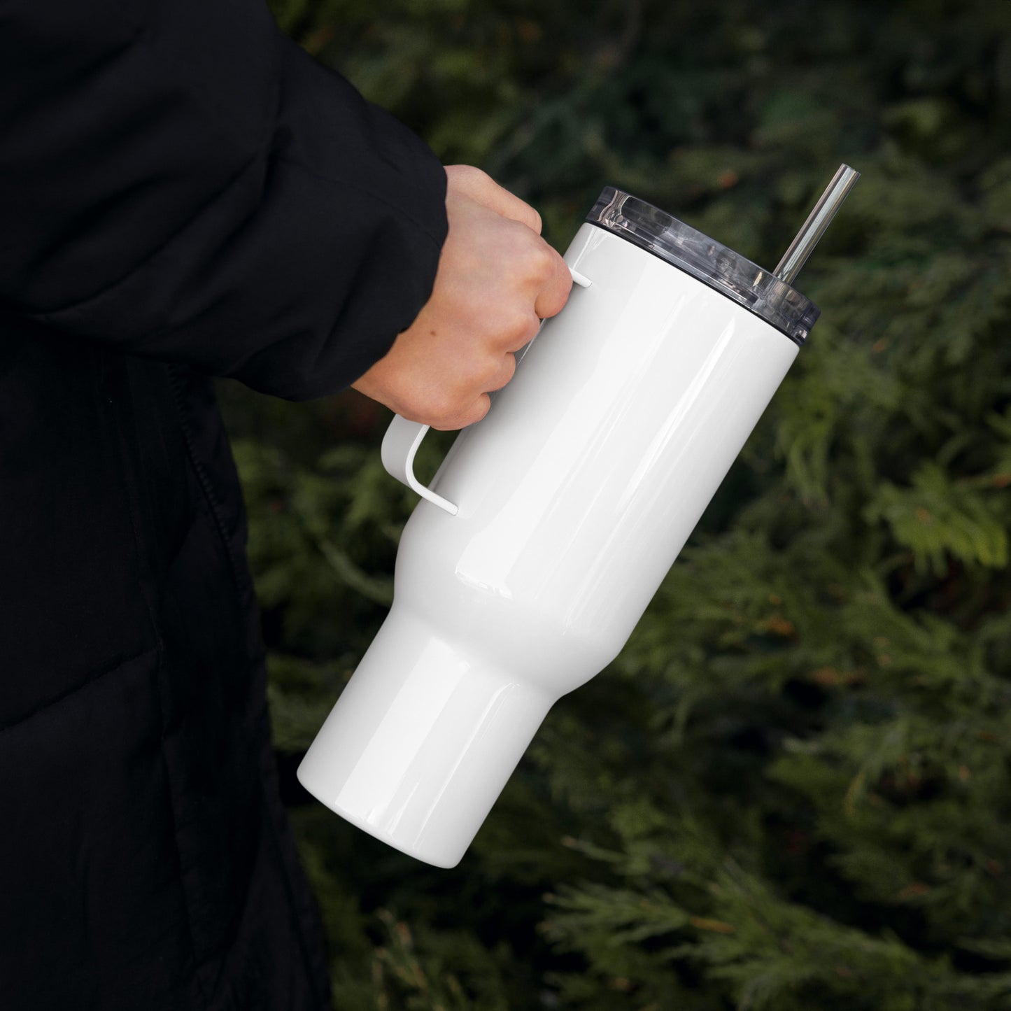 Travel mug with a handle